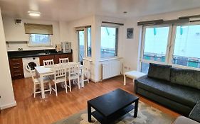 Lovely 3 Bedroom Apartment - Free Parking